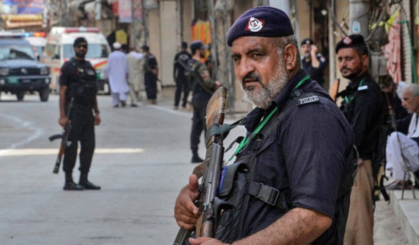 Pakistan'da iki ayrı silahlı saldırıda 2 polis memuru hayatını kaybetti