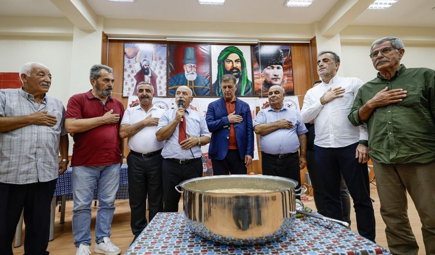 Cemil Tugay, Alevi Bektaşi Derneği’nin aşure programında vatandaşlarla buluştu