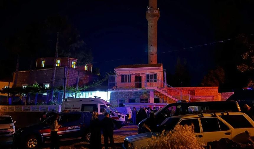 Camide çıkan tartışma kanlı bitti: İki kişi bıçaklanarak öldürüldü