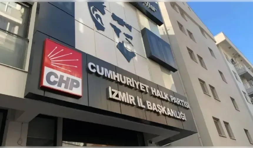 CHP İzmir’de kritik gün: Partililer İl Başkanlığı önünde toplandı