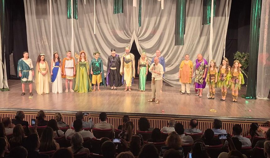 EGİAD Tiyatro Kulübü'nden sanatla iyiliğe uzanan bir gece