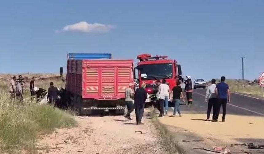 Feci kaza: Kamyon ile otomobil çarpıştı, 3 kişi yaşamını yitirdi