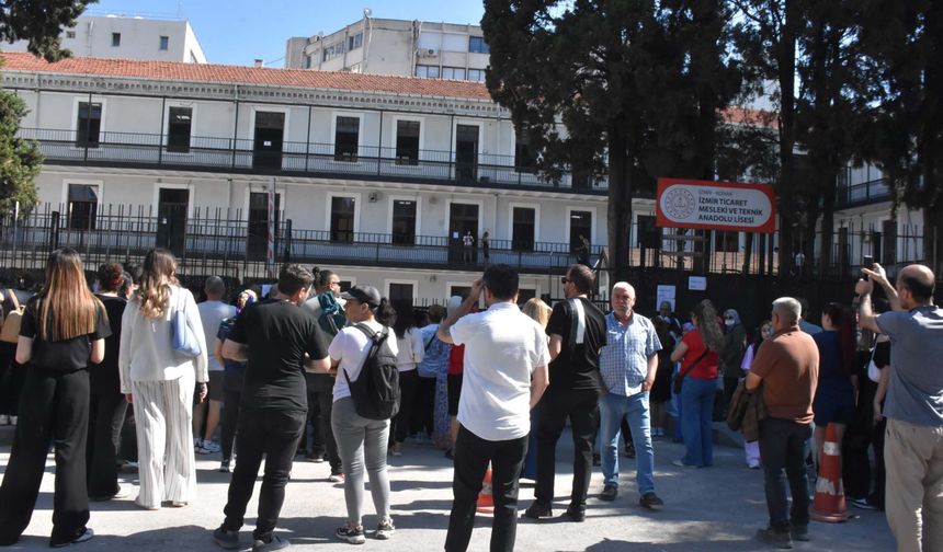İzmir’de AYT heyecanı başladı: Aileler okul önlerinde bekleyişe geçti