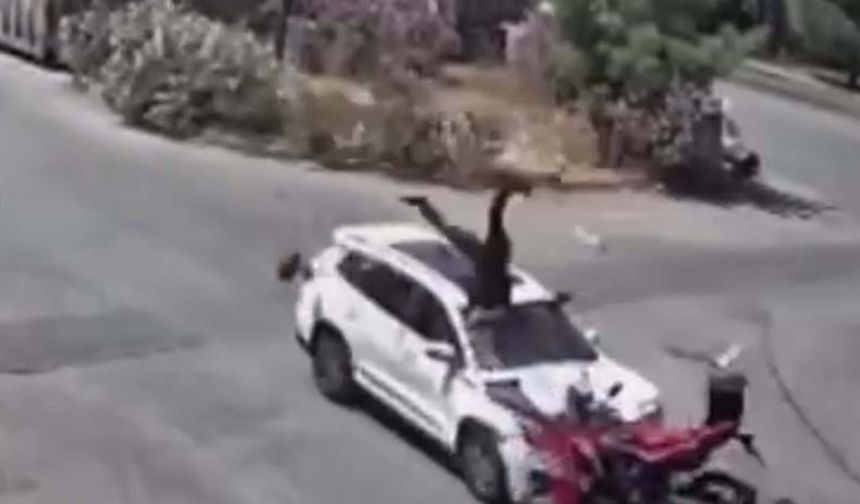 İzmir’de korkunç kaza kamerada: 15 yaşındaki sürücünün çarptığı motosikletli ağır yaralandı