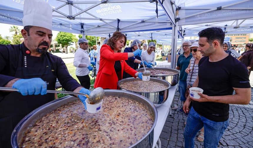 İzmir'de muharrem ayı bereketi: 10 bin 500 kişiye aşure dağıtıldı