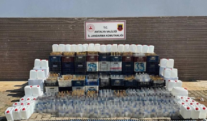 Jandarmadan depoya baskın! Bin litre kaçak alkol ele geçirildi