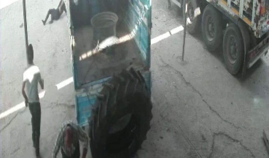 Kamyon lastiği bomba gibi patladı: 2 kişi havaya savruldu! O anlar kamerada
