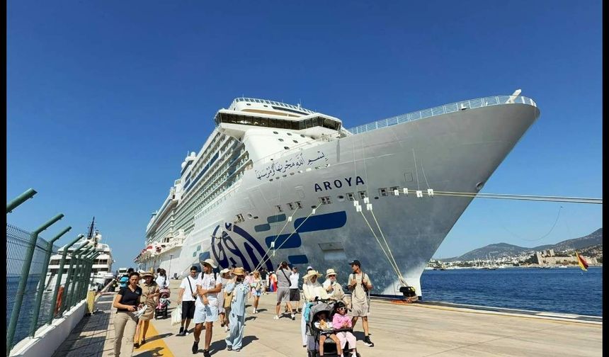 Aroya kruvaziyeri 1532 turistle limana yanaştı