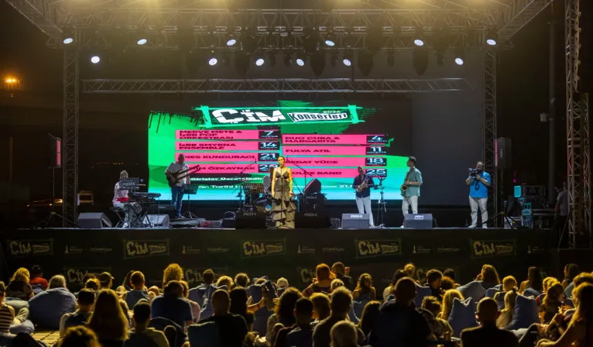 İzmir Çim Konserleri ağustos programıyla sürecek