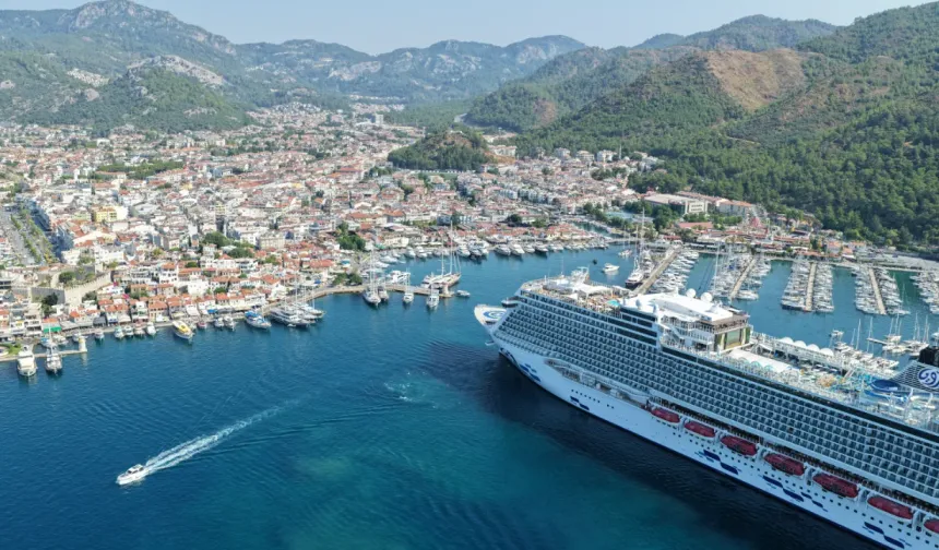Dev kruvaziyer binlerce turisti Ege kıyılarına getirdi