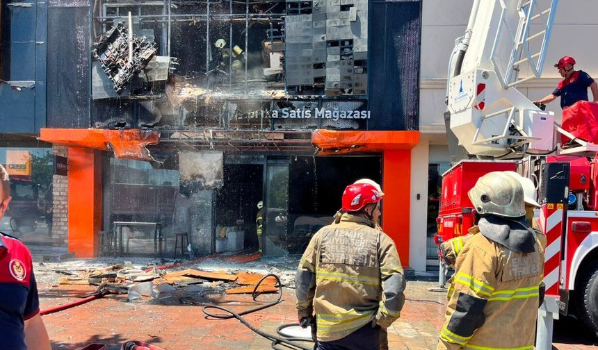 İzmir'de mobilya mağazasında yangın: İş yerinde maddi hasar meydana geldi