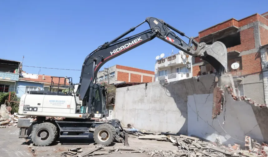 Konak’ta iki kaçak yapı yıkıldı