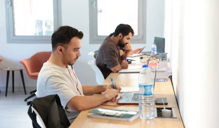 Konak’ın Cumhuriyet Kütüphaneleri sınav maratonundaki gençlere çalışma alanı sunuyor