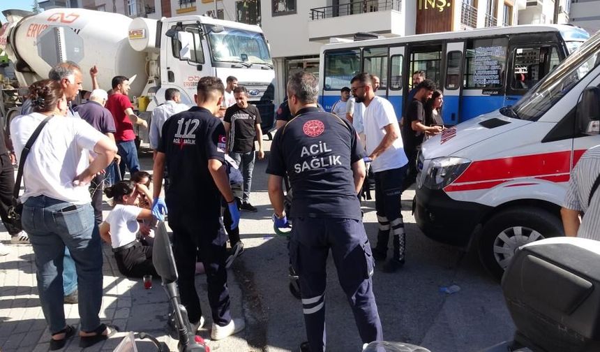 Korku dolu anlar: Kontrolden çıkan minibüs 3 aracı birbirine kattı, yaralılar var!