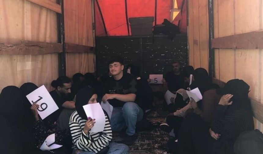 Nefes kesen operasyon: Kamyonette 20 göçmen yakalandı!