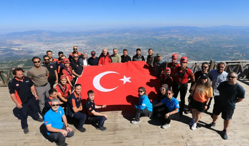 Spil Dağı zirvesindeki Türk bayrağı 15 Temmuz dolayısıyla yenilendi