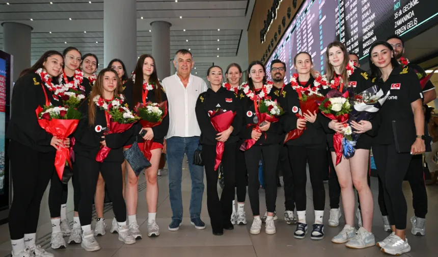 17 Yaş Altı Kadın Milli Voleybol Takımı’na coşkulu karşılama