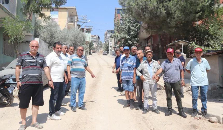 Bayraklı'da bozuk ve çamurlu yollar vatandaşı isyan ettirdi: Mahalleli çözümü halıda buldu
