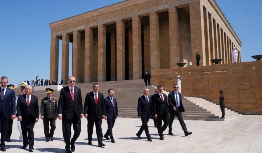 Cumhurbaşkanı Erdoğan ve YAŞ üyeleri toplantı öncesi Anıtkabir'i ziyaret etti