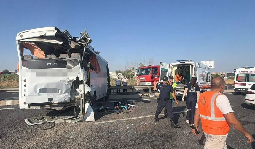 İşçi servisleri yolcu otobüsüyle çarpıştı: Çok sayıda yaralı var!