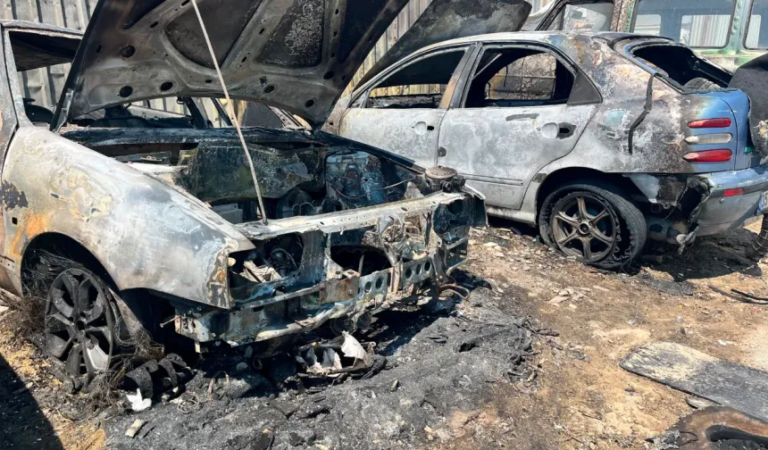 İzmir’de araçlar alevlere teslim oldu! 4 otomobil kullanılamaz hale geldi