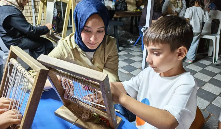 Minik eller geleneksel halı tezgahıyla buluştu