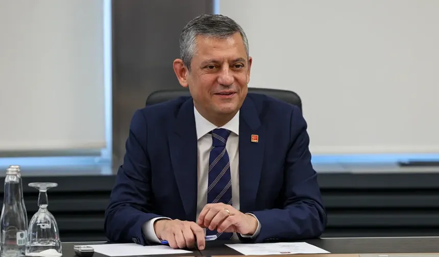 Özgür Özel'den Cemil Tugay açıklaması: "AK Parti'ye mi geçeceksin diye sormayı yakıştırmam"