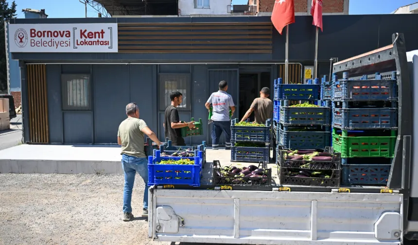 Dayanışma Tarlası'nın ürünleri Bornovalılara dağıtılıyor