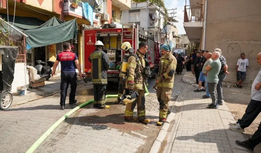 İzmir’de ev yangını paniği: 1’i çocuk 2 kişi dumandan etkilendi
