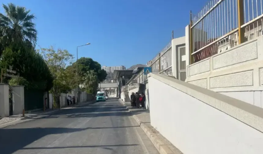 İzmir'in meşhur caddesi tehlike saçıyor