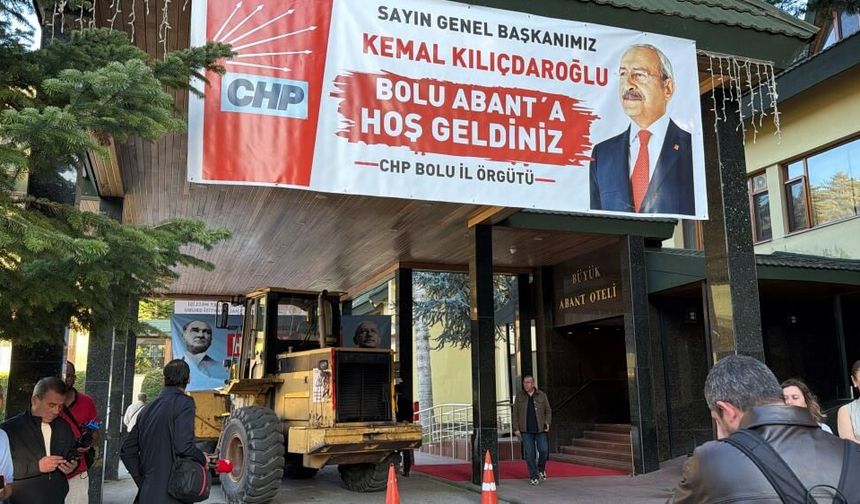 Pankart için getirildi, otel girişinde kaldı: CHP kampında kepçe arızası