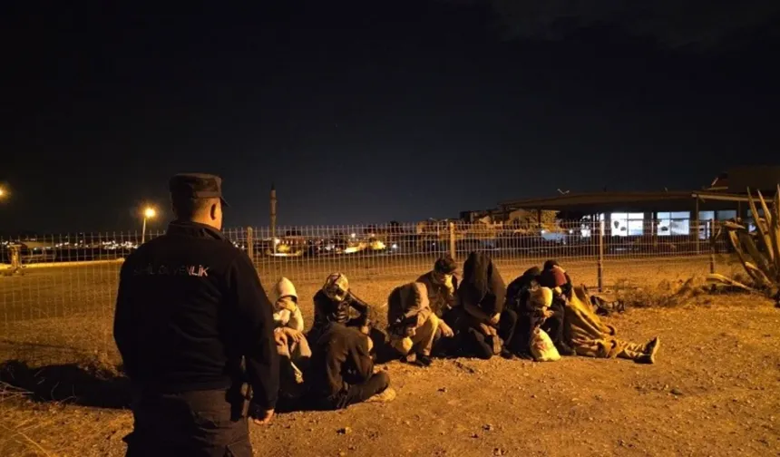 İzmir'in Seferihisar ilçesinde 8'i çocuk 15 düzensiz göçmen yakalandı