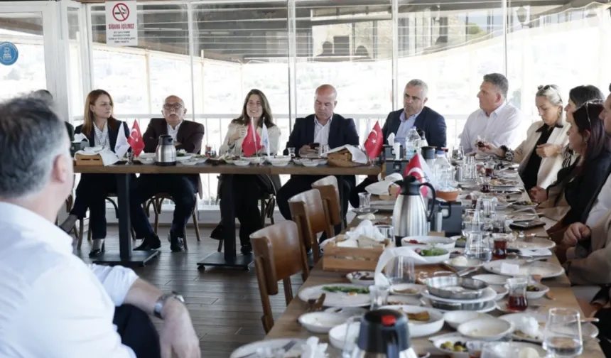 Çeşme'de yeni dönem projeleri muhtarlarla görüşüldü