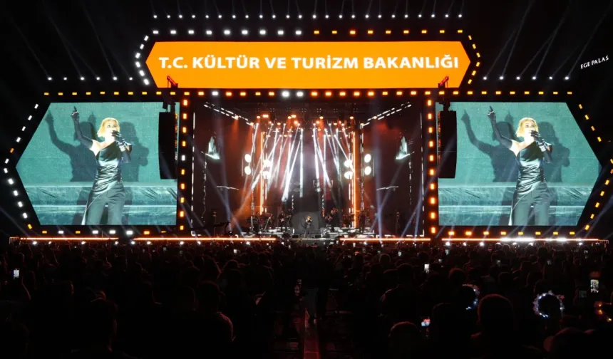 Derya Uluğ, İzmir Kültür Yolu Festivali’nde sahne aldı