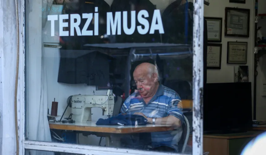 Fethiye'nin emektar terzisi: 77 yaşında hala işinin başında