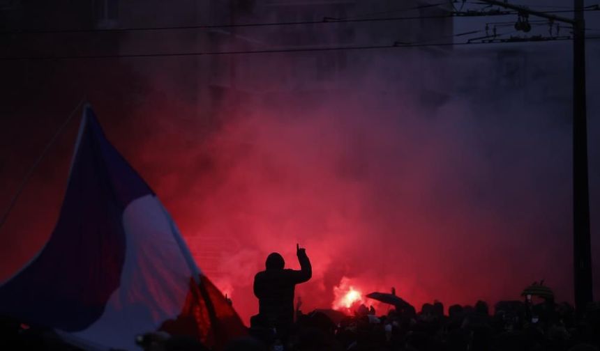 Fransa genelinde protestolar büyüdü: Bin kişi gözaltına alındı