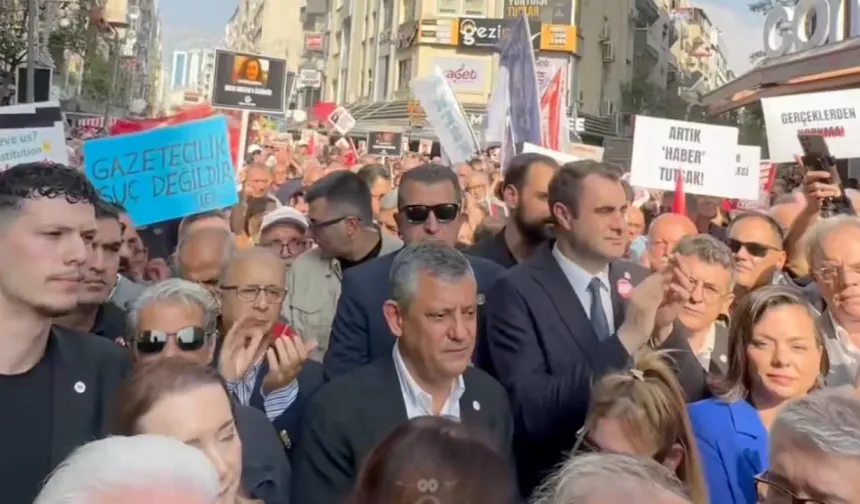İzmir’de Sansüre hayır yürüyüşüne Özgür Özel de katıldı