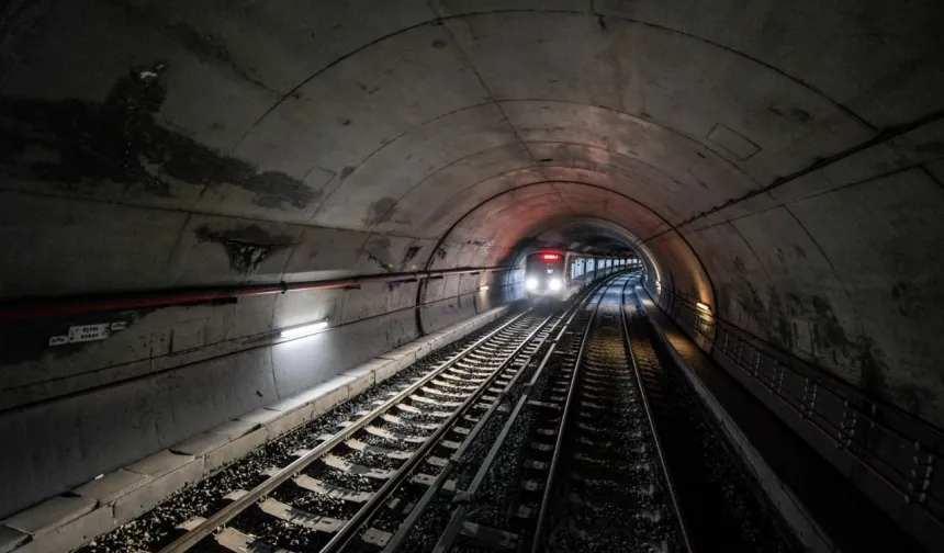 İzmir Metrosu’nda gece mesaisi: Raylar tek tek değiştiriliyor