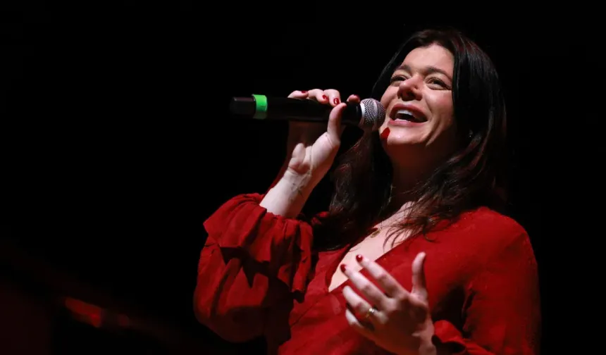 La Casa de Papel’in sesi Cecilia Krull İzmir’de sahne aldı