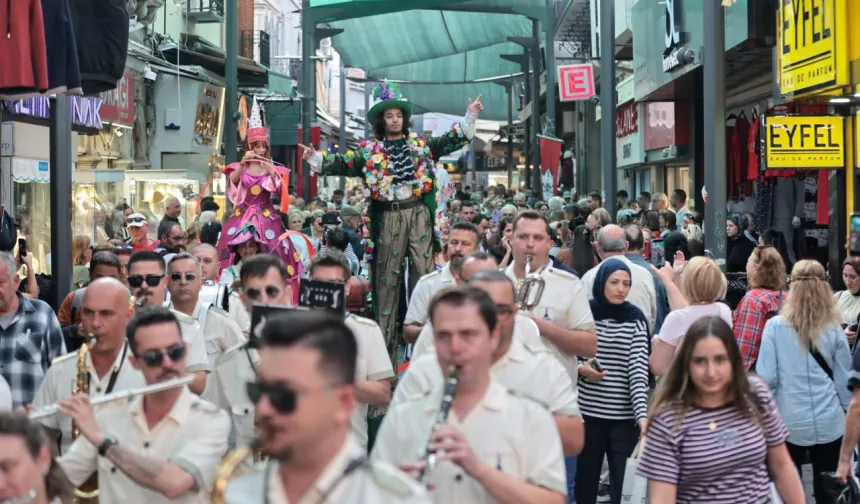 Tarihi çarşıda festival coşkusu: Kemeraltı sokakları renklendi