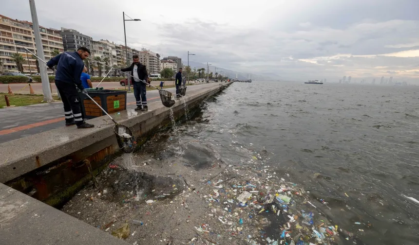 Yağışlar sonrası İzmir Körfezi'nde temizlik seferberliği