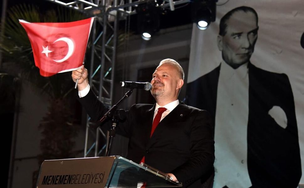 Menemen’de iki meclis üyesi AK Parti’ye katıldı