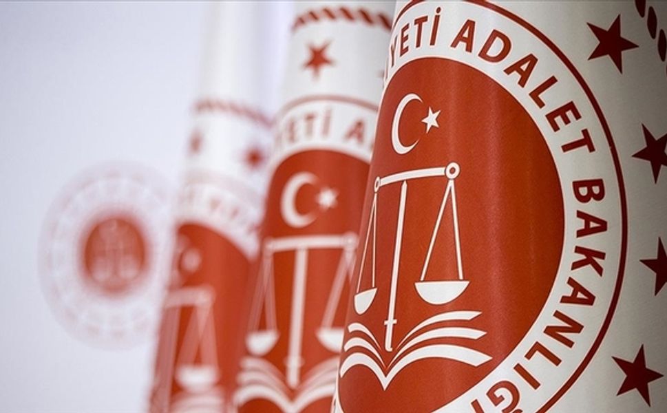 Adalet Bakanlığı'ndan memur alımında yeni dönem! Yaş sınırı kalktı