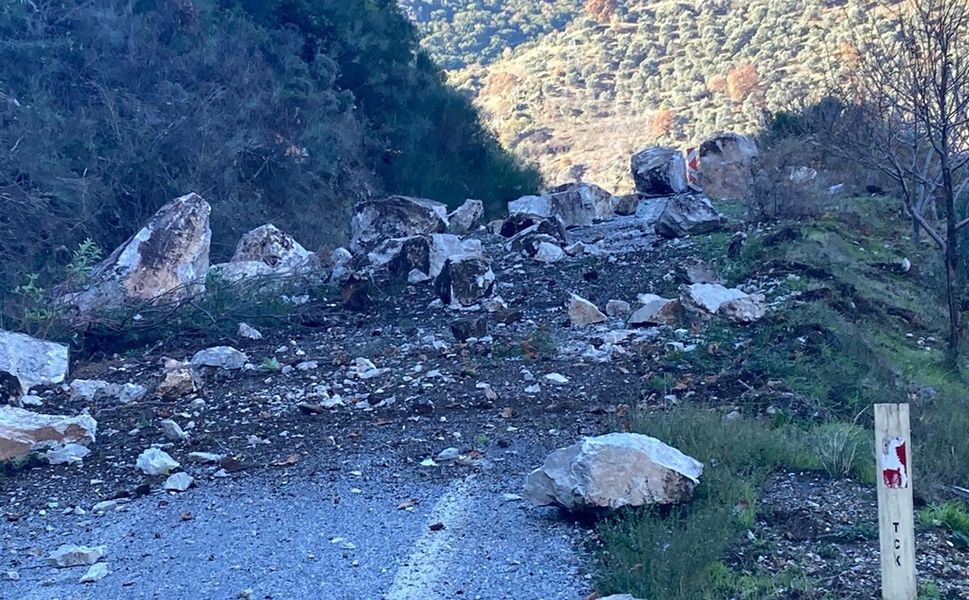 İzmir-Aydın kara yolunda heyelan: Ulaşıma kapatıldı!