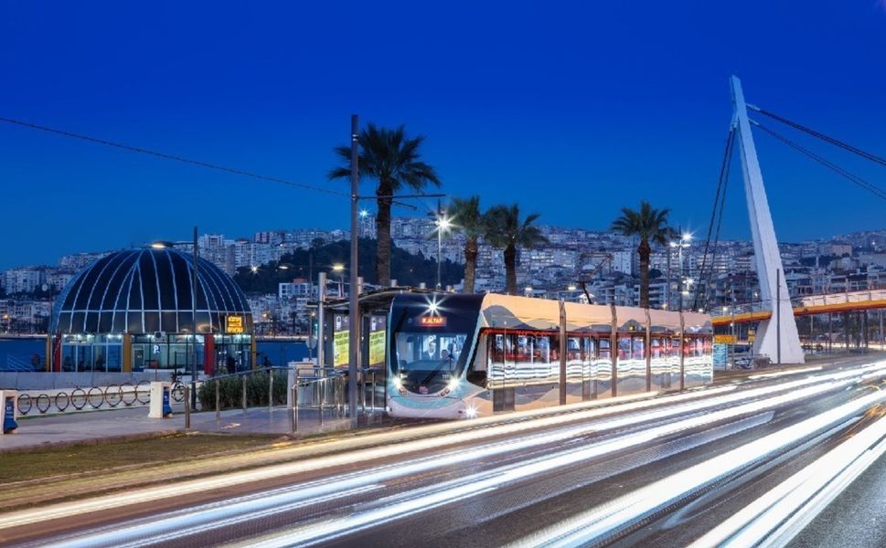 Konak Tramvayı'nda feci kaza! Seferlerde gecikme yaşanıyor