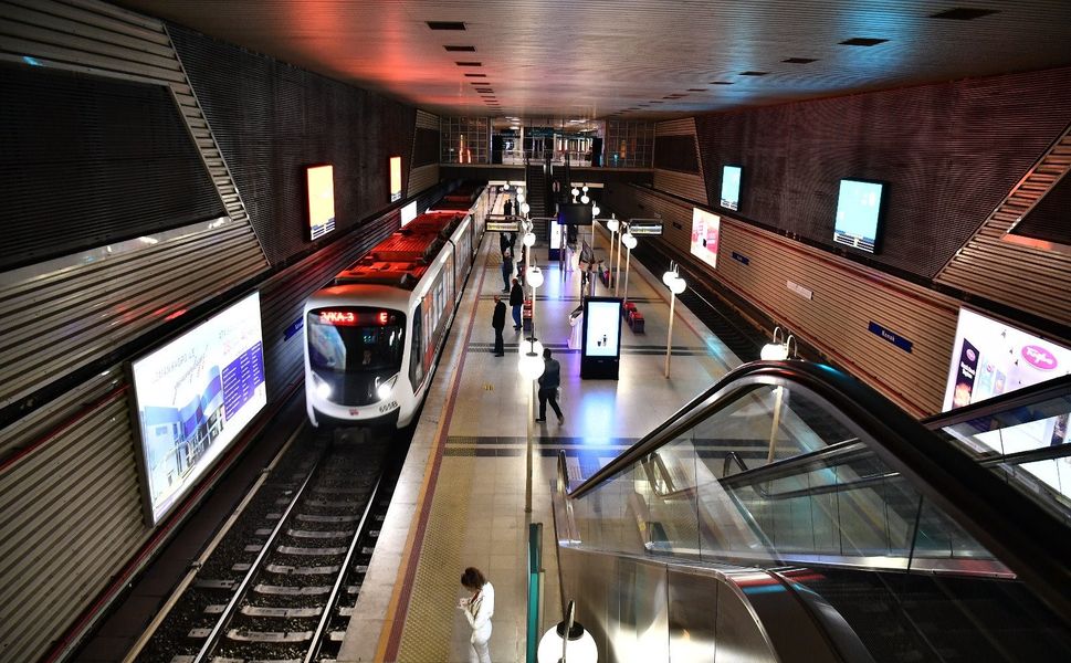 İzmir Metrosu'nda teknik arıza: Seferlerde gecikme yaşanıyor