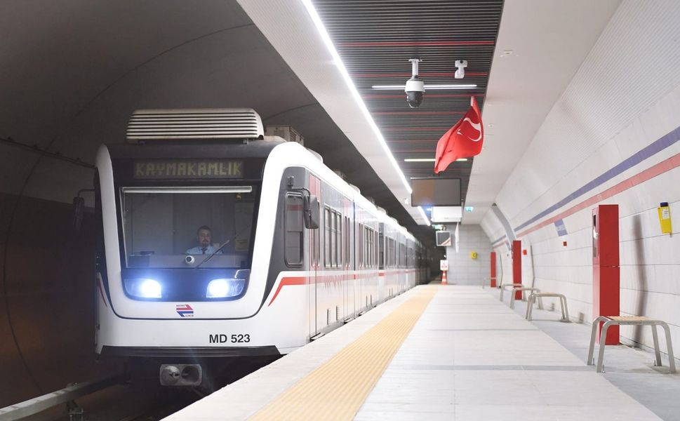 İzmir Metro'da bir kişi intihar etti