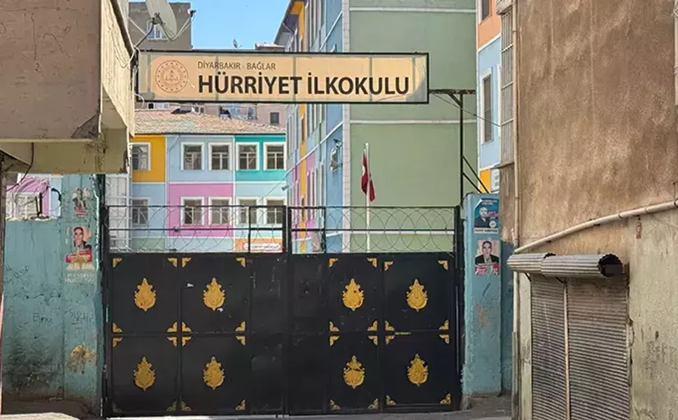 Kadın öğretmen okul çıkışında sırtından bıçaklandı