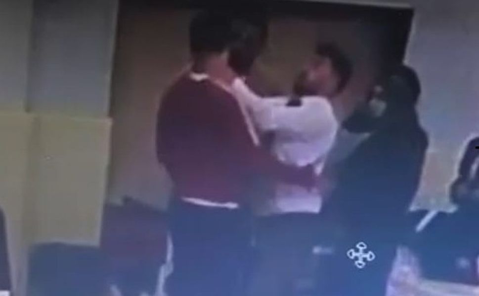 Taekwondo turnuvasında skandal: Hakem antrenöre kafa attı!