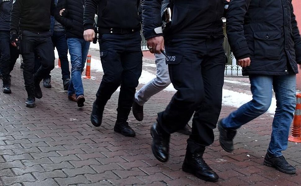 İzmir'de okulları tehdit edenlere operasyon: 25'i çocuk 30 kişi gözaltına alındı